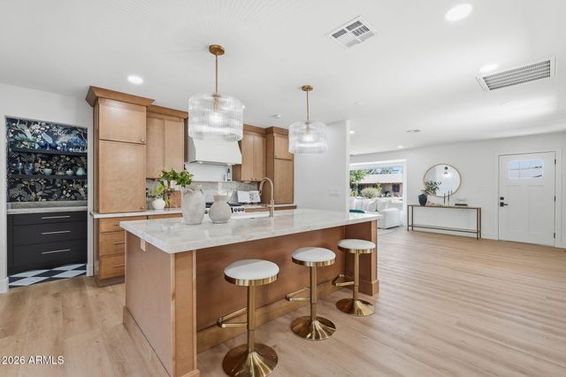 933 E CAVALIER Drive, Phoenix, AZ 85014
