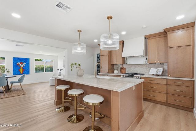933 E CAVALIER Drive, Phoenix, AZ 85014