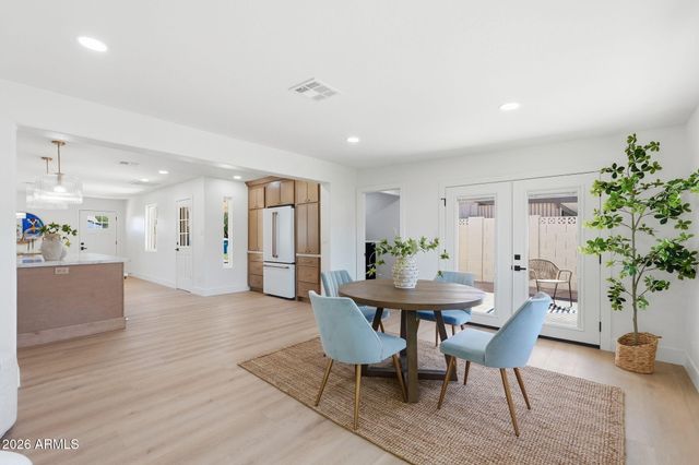 933 E CAVALIER Drive, Phoenix, AZ 85014