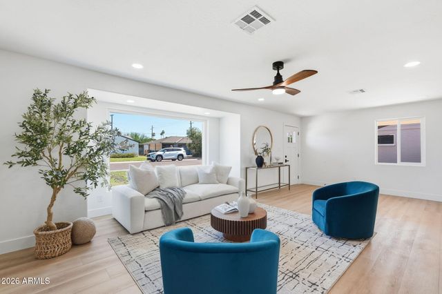 933 E CAVALIER Drive, Phoenix, AZ 85014