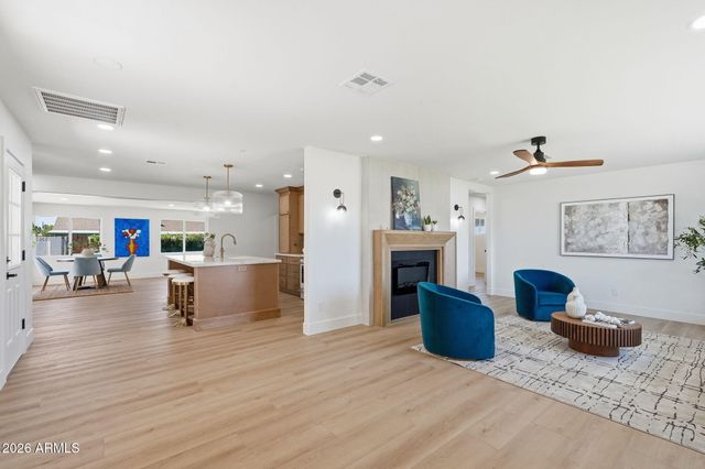 933 E CAVALIER Drive, Phoenix, AZ 85014