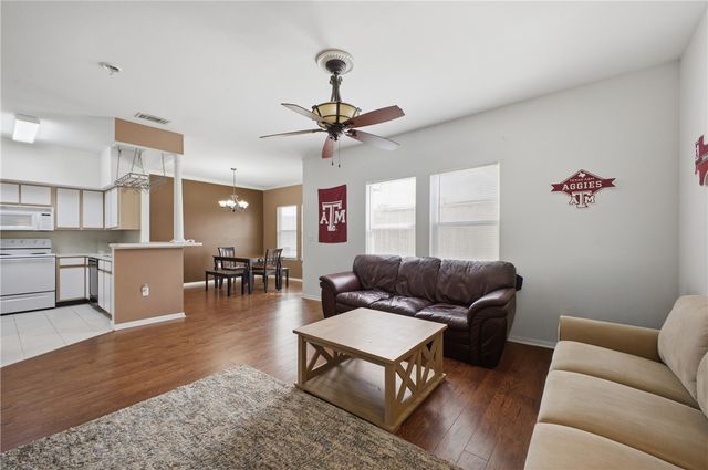 1215 Canyon Creek Circle, College Station, TX 77840