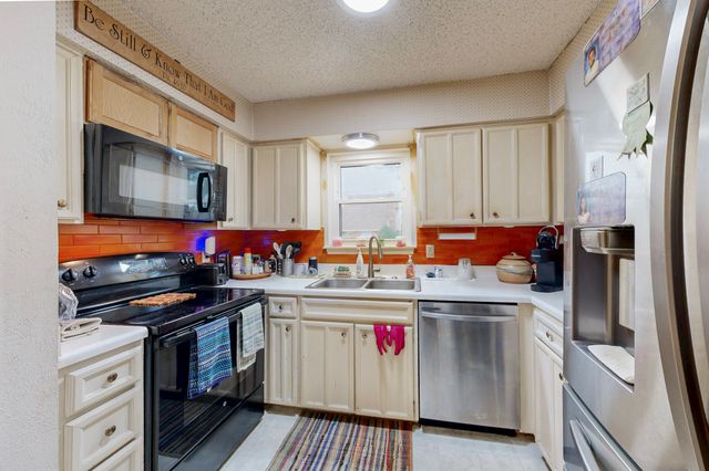 2027 Embassy Way, Carrollton, TX 75006