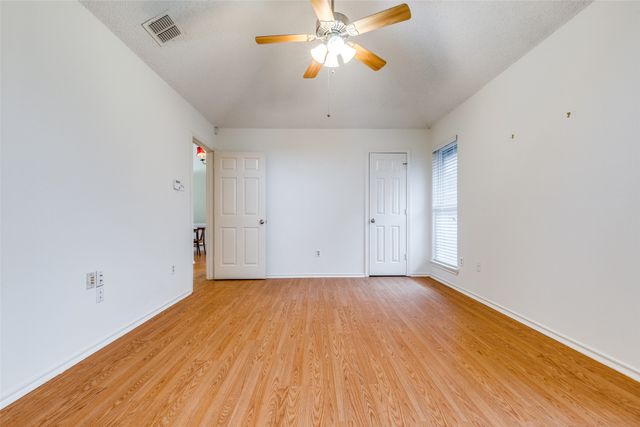 1527 Ranchview Lane, Carrollton, TX 75007