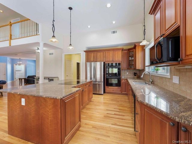 36 Horseshoe Path, Pawling, NY 12564