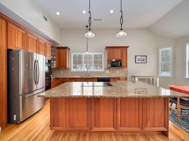 36 Horseshoe Path, Pawling, NY 12564