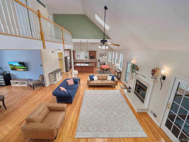 36 Horseshoe Path, Pawling, NY 12564