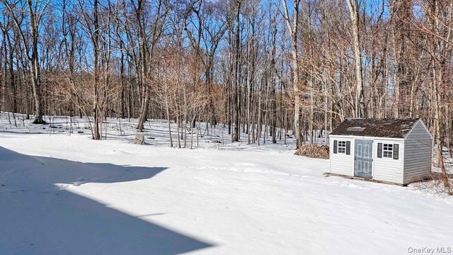 36 Horseshoe Path, Pawling, NY 12564