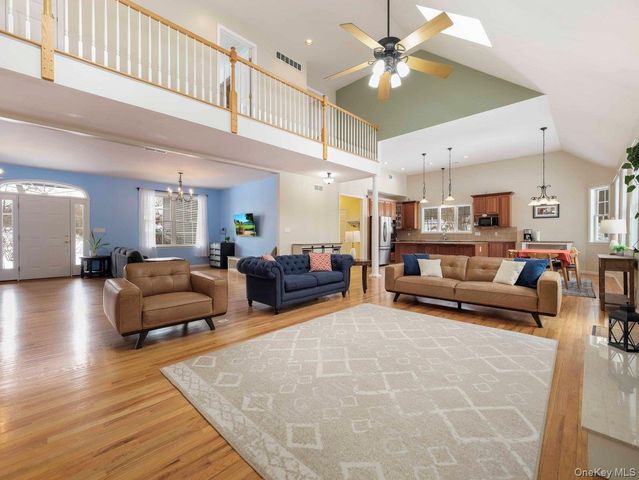 36 Horseshoe Path, Pawling, NY 12564