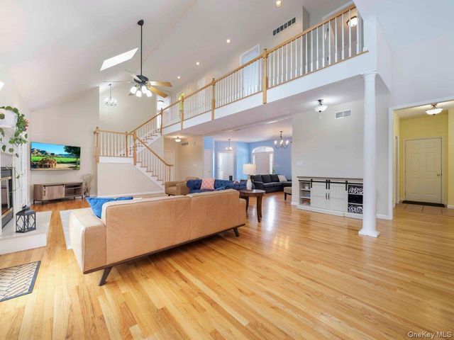 36 Horseshoe Path, Pawling, NY 12564