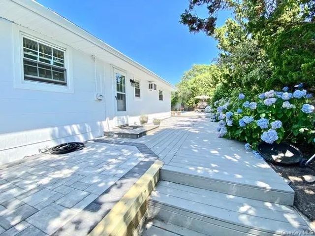 16 Osceola Lane, Southampton, NY 11968