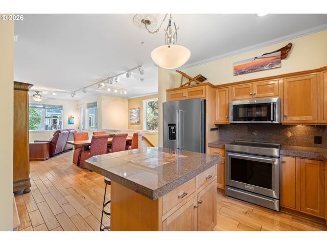 1728 Se HALYARD Ln, Vancouver, WA 98661