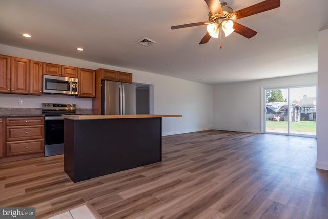 44 ELM LN, Levittown, PA 19054