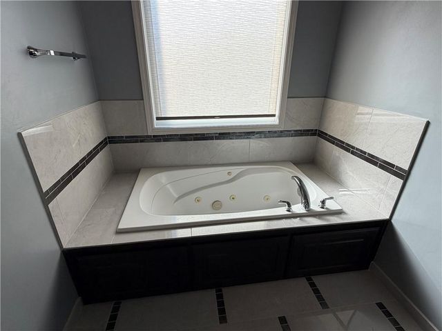 8643 N Myrtle Avenue, Kansas City, MO 64156