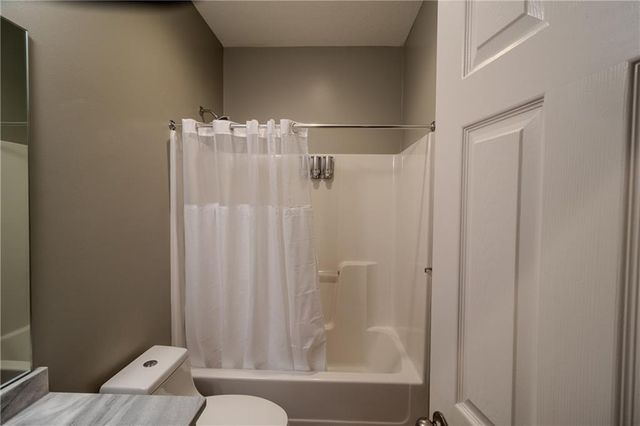 8643 N Myrtle Avenue, Kansas City, MO 64156