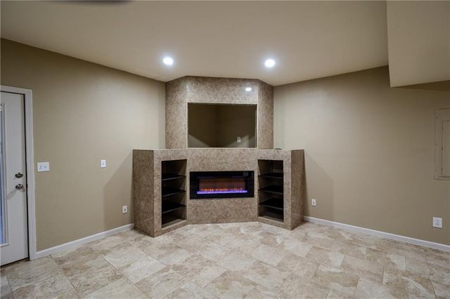 8643 N Myrtle Avenue, Kansas City, MO 64156