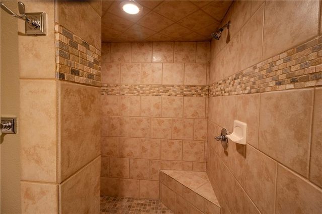 8643 N Myrtle Avenue, Kansas City, MO 64156