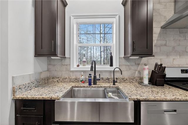 6672 Skyview Drive SE, Acworth, GA 30101