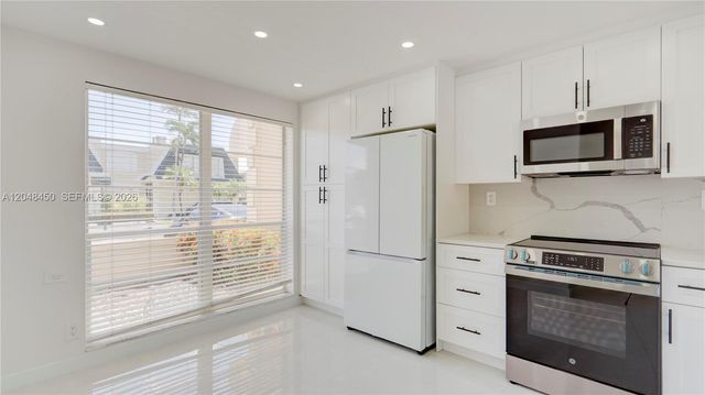 933 NE 24th Avenue 169, Hallandale Beach, FL 33009