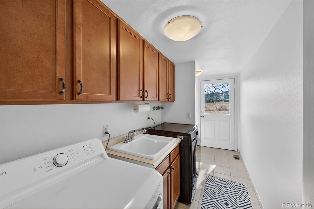 Image 21 of property listing at 1 Snowy Owl Lane, Littleton, CO 80127