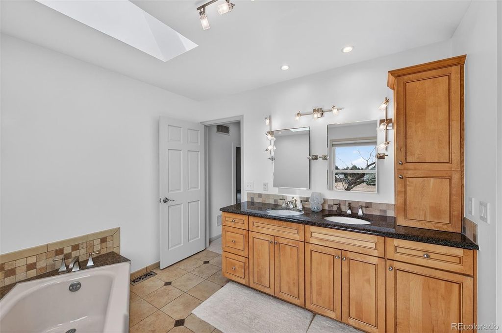 Image 24 of property listing at 1 Snowy Owl Lane, Littleton, CO 80127