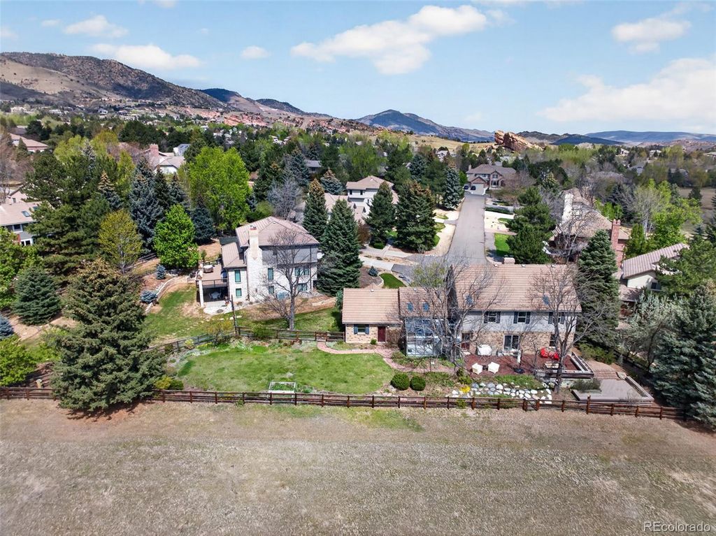 Image 7 of property listing at 1 Snowy Owl Lane, Littleton, CO 80127