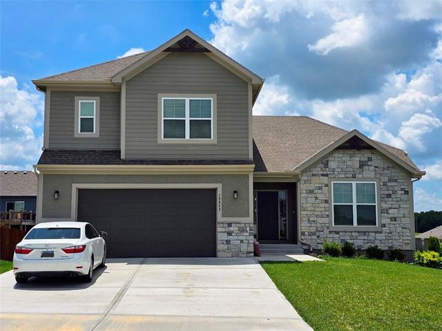 15623 Lakeside Drive, Basehor, KS 66007