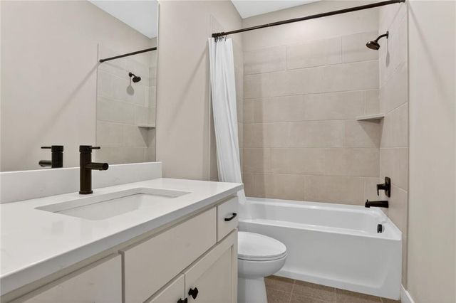 15623 Lakeside Drive, Basehor, KS 66007
