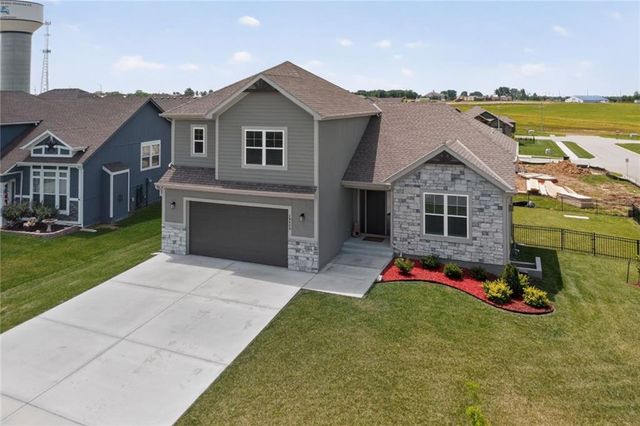 15623 Lakeside Drive, Basehor, KS 66007