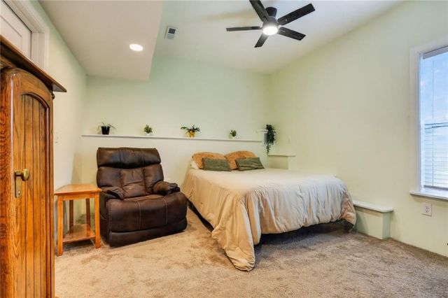 15623 Lakeside Drive, Basehor, KS 66007