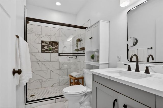 15623 Lakeside Drive, Basehor, KS 66007