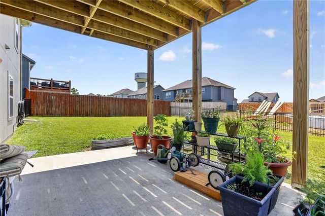 15623 Lakeside Drive, Basehor, KS 66007