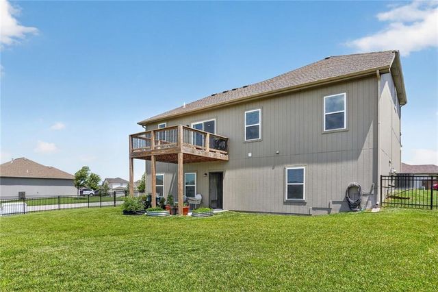 15623 Lakeside Drive, Basehor, KS 66007