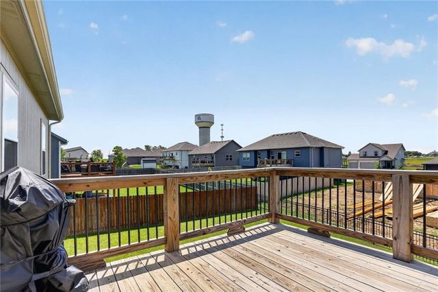 15623 Lakeside Drive, Basehor, KS 66007