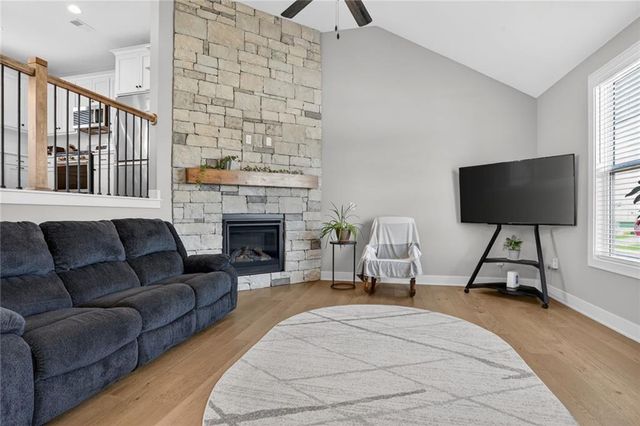 15623 Lakeside Drive, Basehor, KS 66007