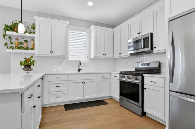 15623 Lakeside Drive, Basehor, KS 66007