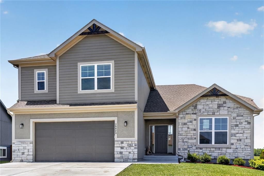 15623 Lakeside Drive, Basehor, KS 66007