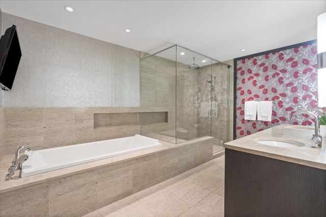 194 N Park Drive, Chicago, IL 60601
