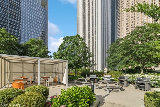 194 N Park Drive, Chicago, IL 60601