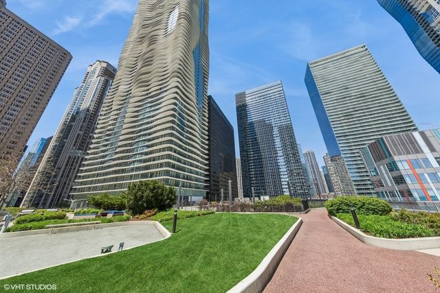 194 N Park Drive, Chicago, IL 60601