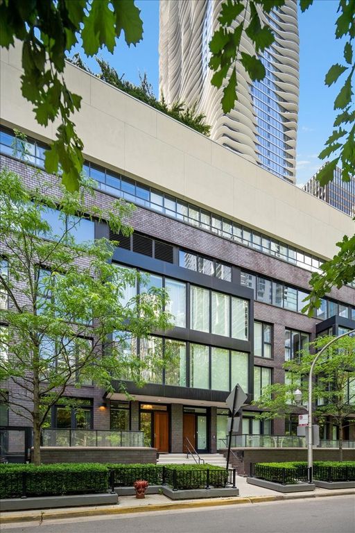 194 N Park Drive, Chicago, IL 60601