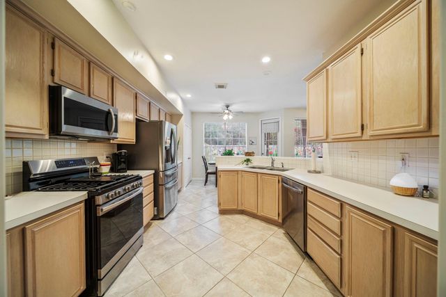 74 E Lakeridge Drive, The Woodlands, TX 77381