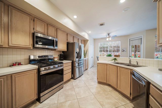 74 E Lakeridge Drive, The Woodlands, TX 77381