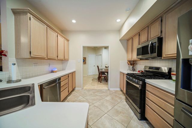 74 E Lakeridge Drive, The Woodlands, TX 77381