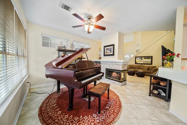 74 E Lakeridge Drive, The Woodlands, TX 77381