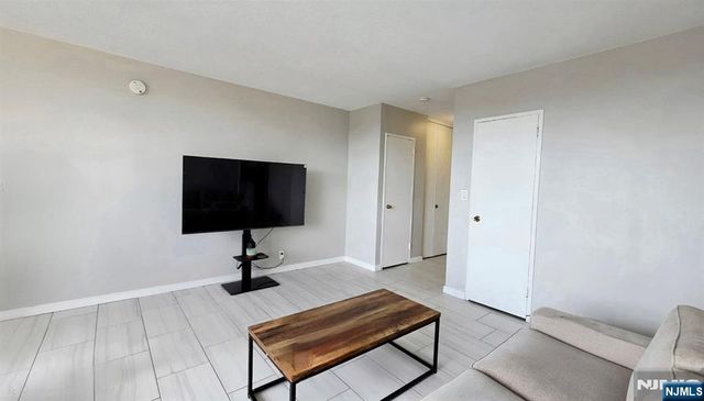 201 Bridge Plaza 9G, Fort Lee, NJ 07024