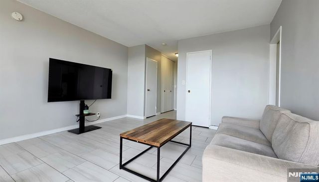 201 Bridge Plaza 9G, Fort Lee, NJ 07024