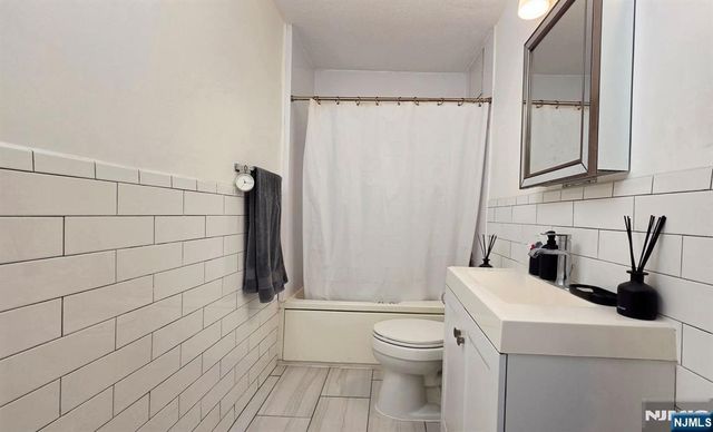 201 Bridge Plaza 9G, Fort Lee, NJ 07024