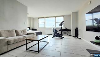 201 Bridge Plaza 9G, Fort Lee, NJ 07024
