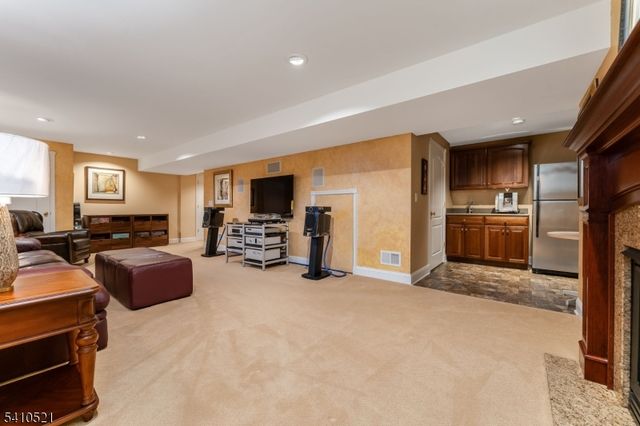 11 Messenger Ln, Raritan Twp., NJ 08551